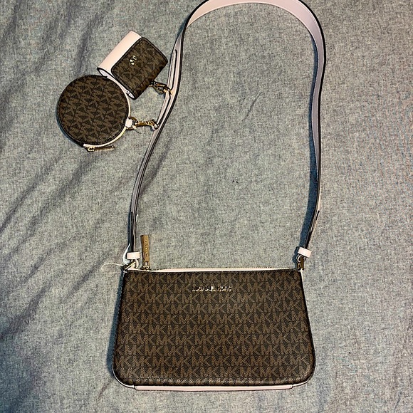 Michael Kors Jet Set Travel Purse with coin purses - Picture 3 of 17